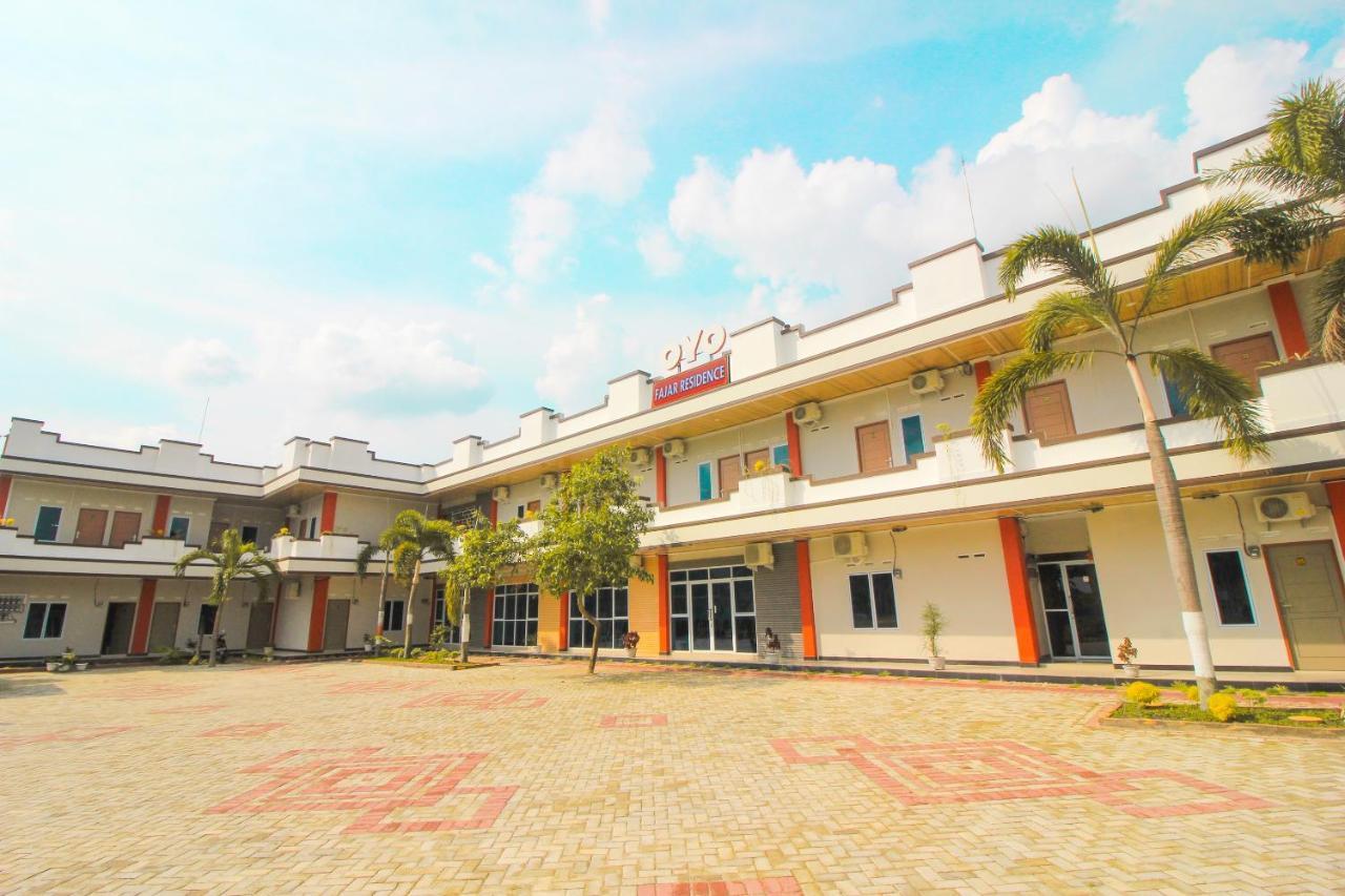 Oyo 1653 Fajar Residence Pekanbaru Esterno foto