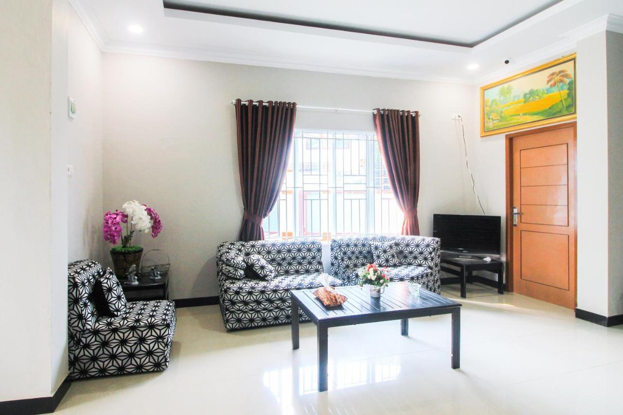 Oyo 1653 Fajar Residence Pekanbaru Esterno foto