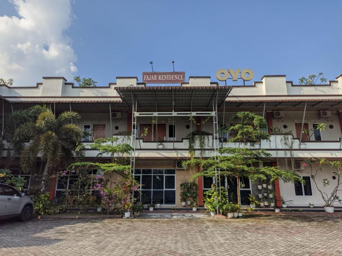 Oyo 1653 Fajar Residence Pekanbaru Esterno foto