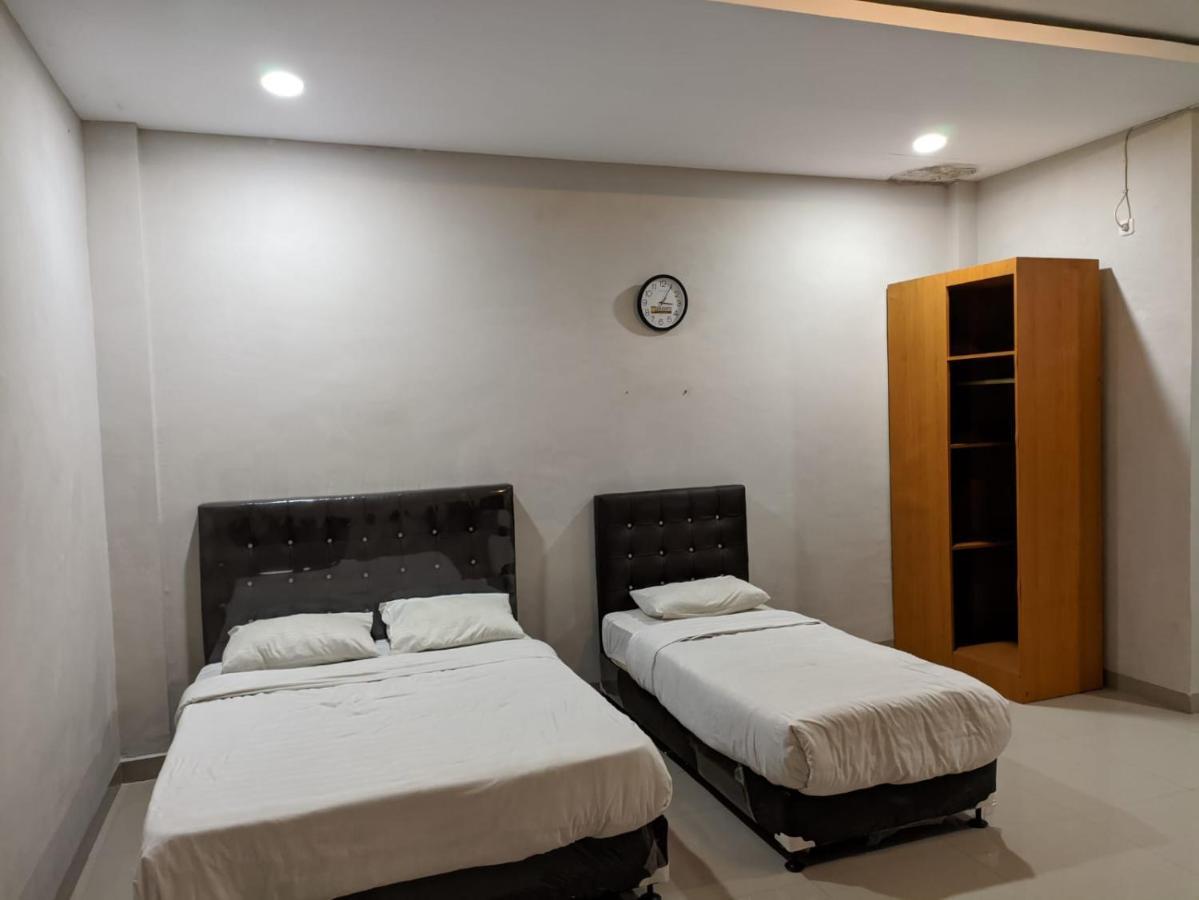Oyo 1653 Fajar Residence Pekanbaru Esterno foto