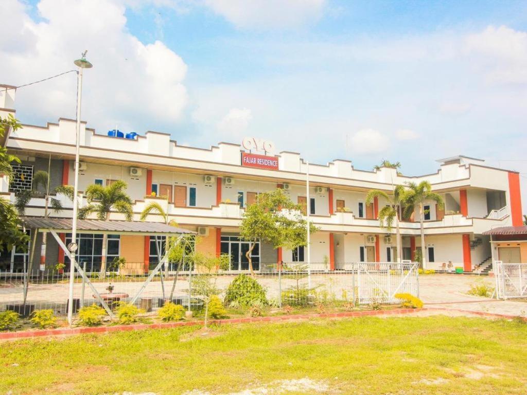 Oyo 1653 Fajar Residence Pekanbaru Esterno foto