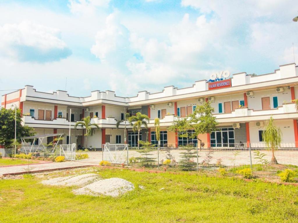 Oyo 1653 Fajar Residence Pekanbaru Esterno foto