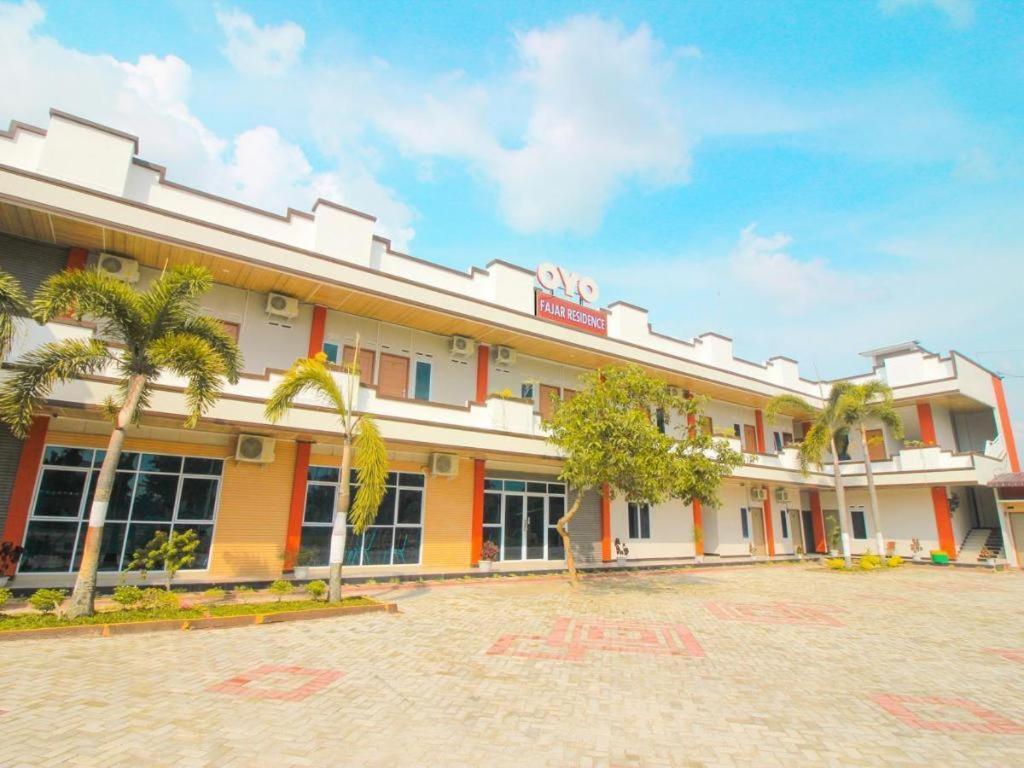 Oyo 1653 Fajar Residence Pekanbaru Esterno foto