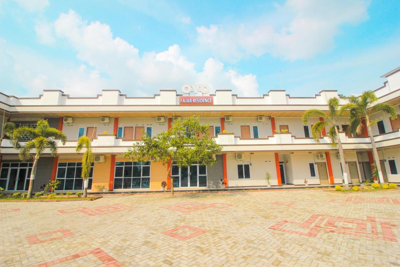 Oyo 1653 Fajar Residence Pekanbaru Esterno foto