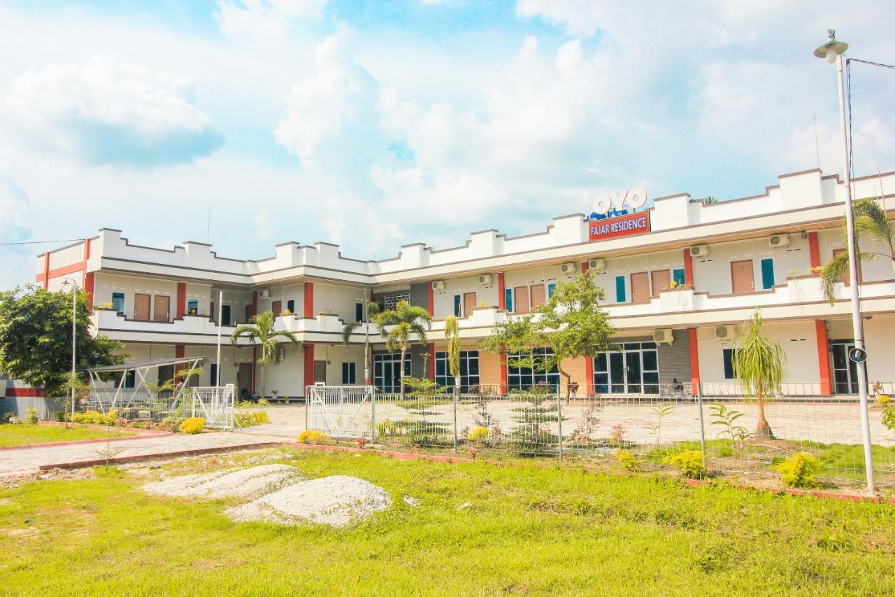 Oyo 1653 Fajar Residence Pekanbaru Esterno foto